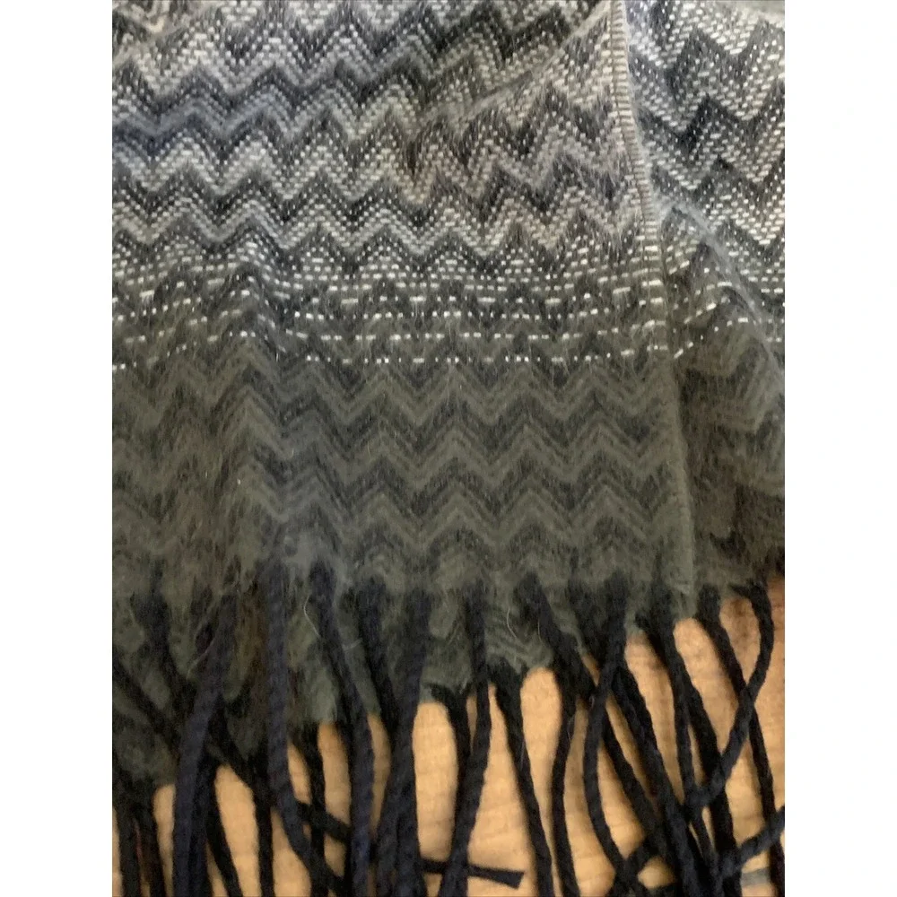 Kohl's Scarf Gray Black Geo‎ Print OS Accessory Softer Than Cashmere Acrylic NEW